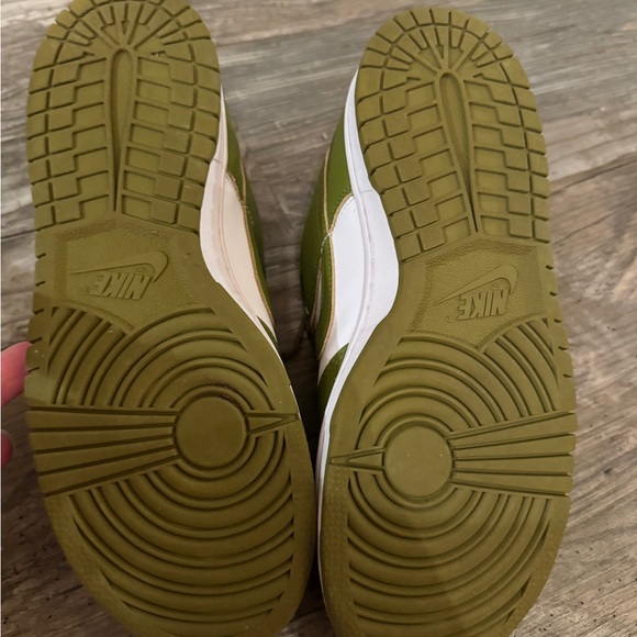 Nike dunk moss green size 7y/women’s 8.5 - Picture 4 of 4